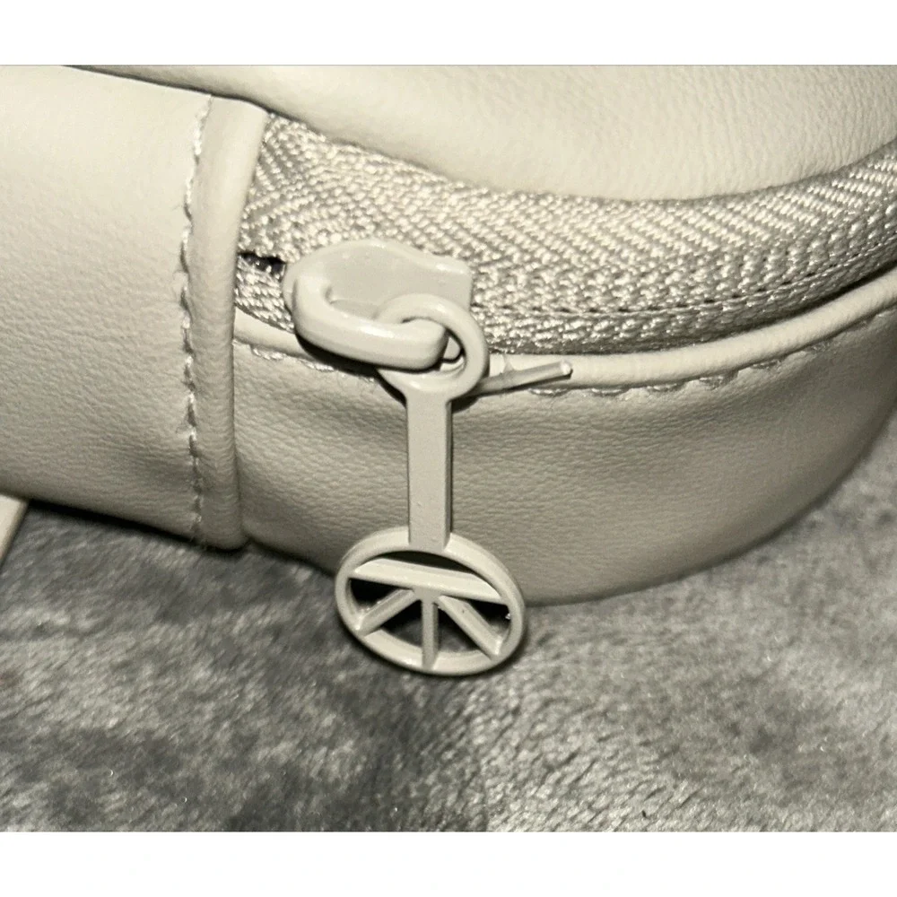 2025 United Therabody Polaris Business Class Amenity Kit Ivory Open‎ box
